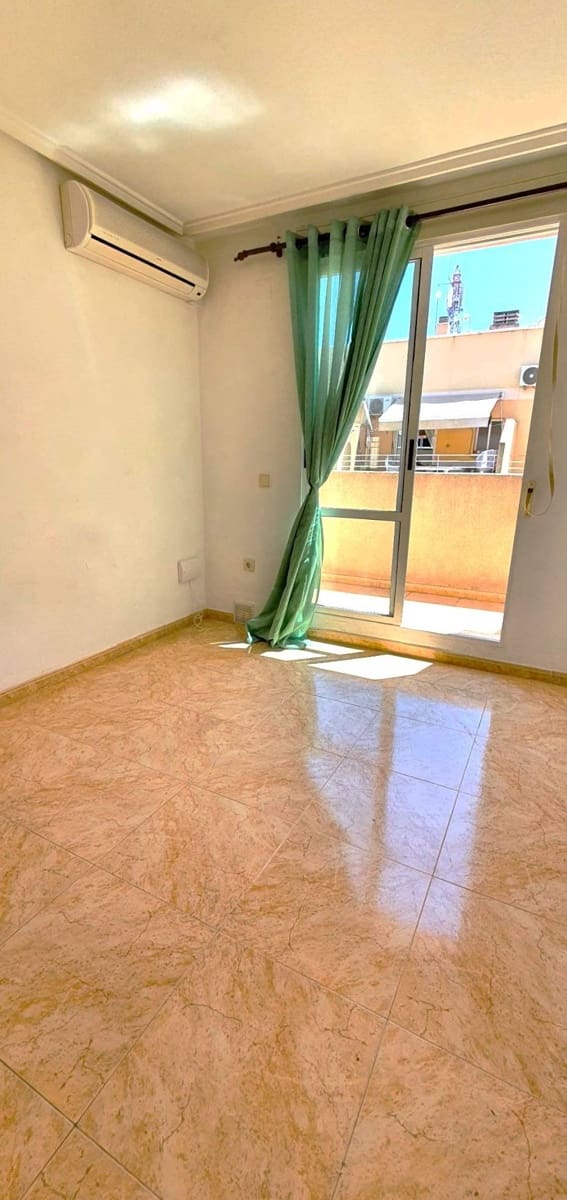 2 soverom Penthouse til salgs i Torrevieja med svømmebasseng - € 137 900 (Ref: 8680032)