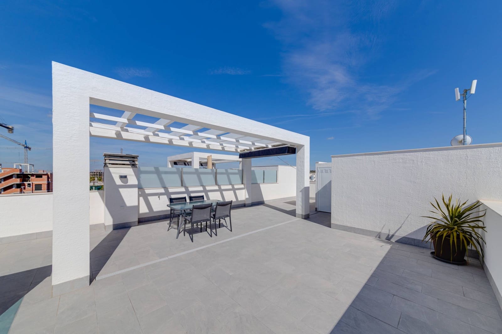 2 bedroom Apartment for sale in Guardamar del Segura with pool - € 229,000 (Ref: 8806329)