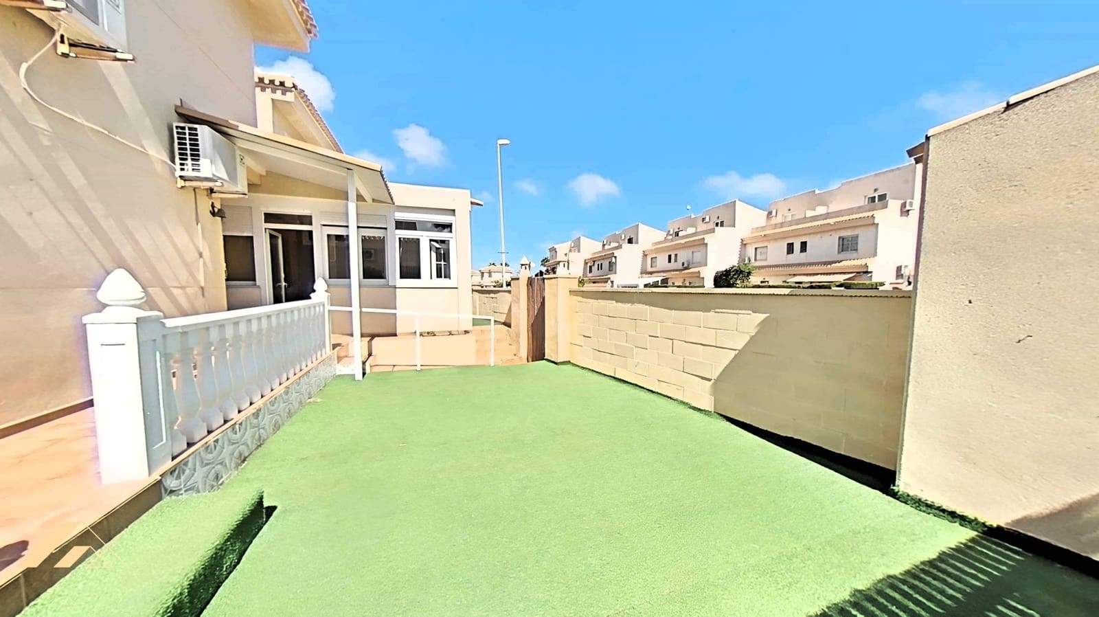 3 soverom Rekkehus til salgs i Playa Flamenca med svømmebasseng garasje - € 239 000 (Ref: 9232681)