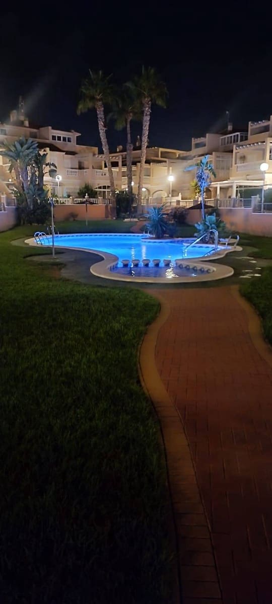 2 soveværelse Rækkehus til salg i Orihuela Costa med swimmingpool - € 265.000 (Ref: 9308616)