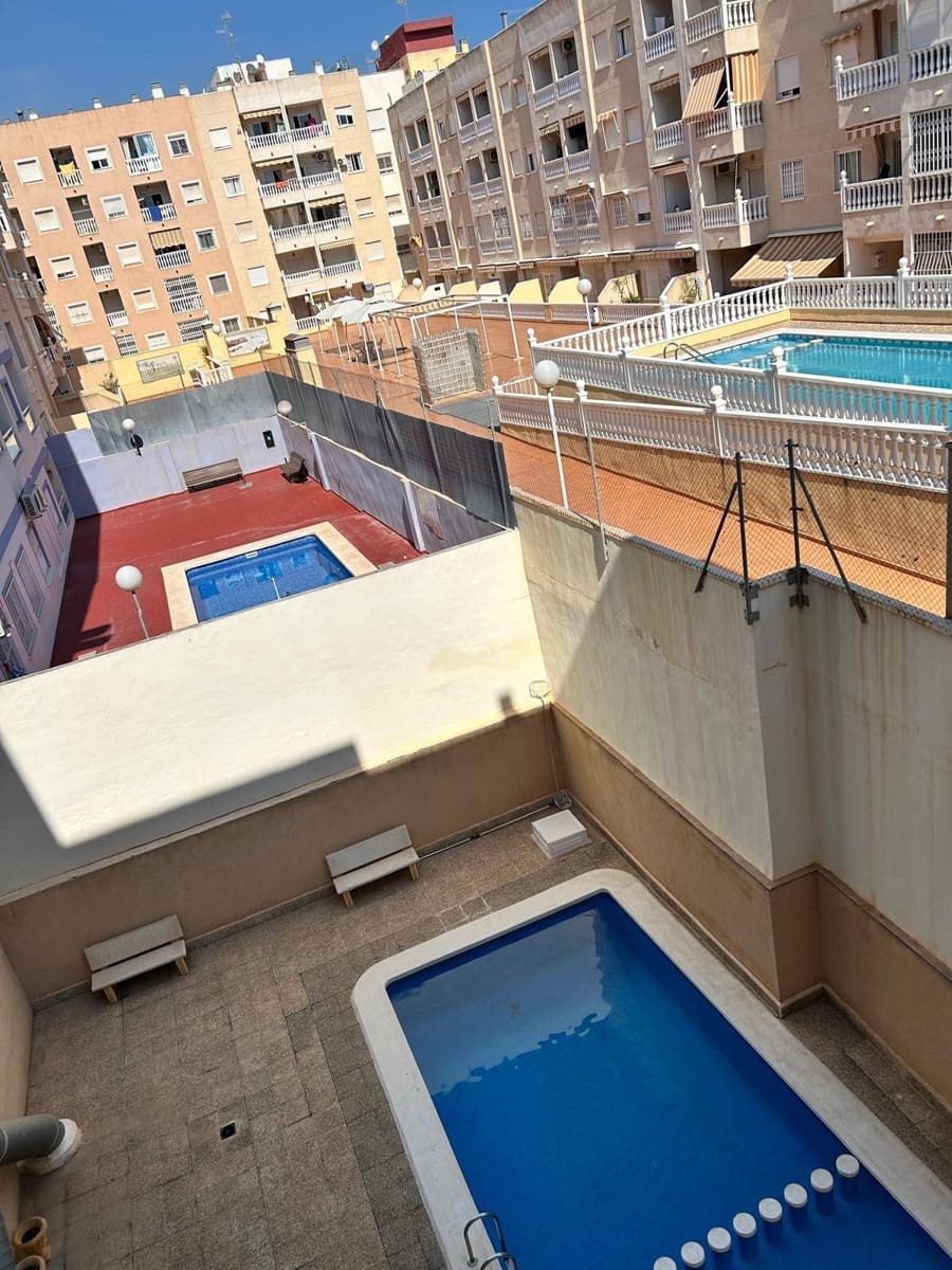 2 makuuhuone Asunto myytävänä paikassa Torrevieja mukana uima-altaan - 136 000 € (Ref: 9310991)