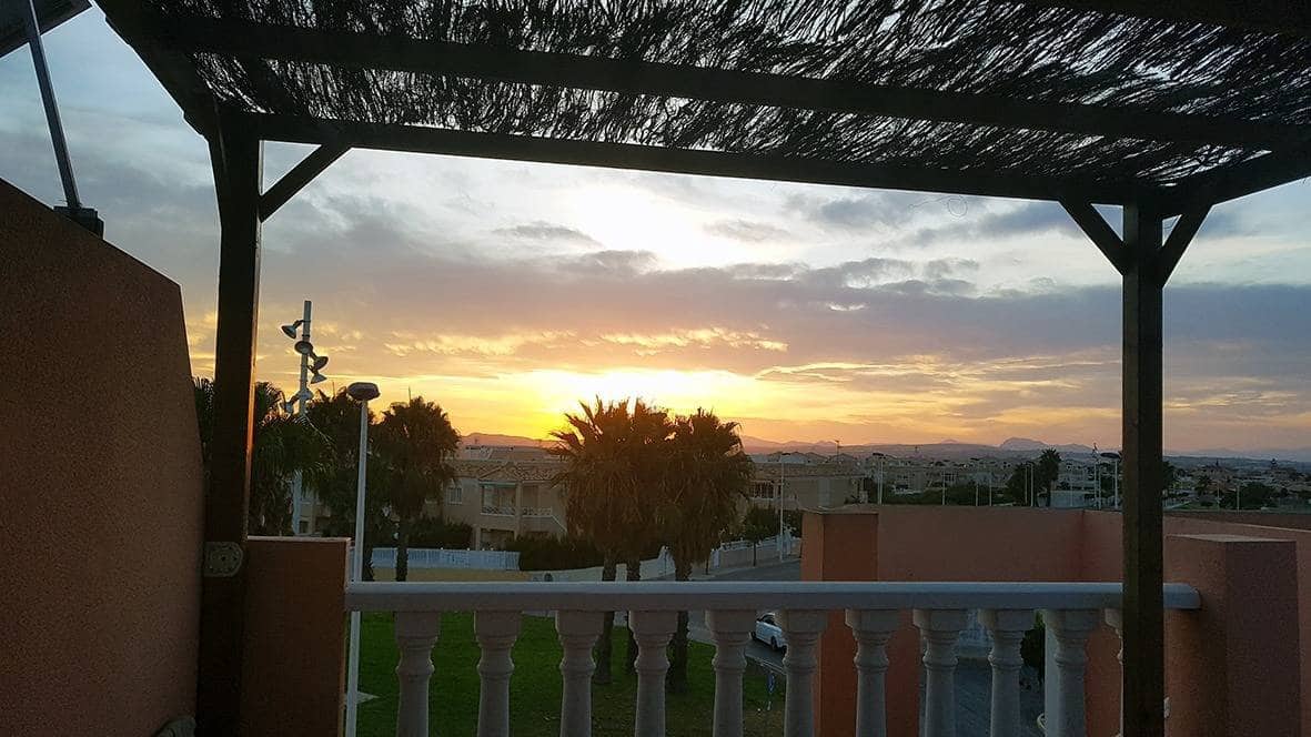 3 sypialnia Dom blizniak na sprzedaż w Torrevieja z basenem - 220 000 € (Ref: 9347444)