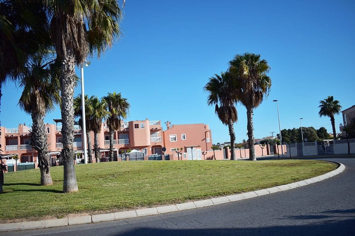 3 sypialnia Dom blizniak na sprzedaż w Torrevieja z basenem - 220 000 € (Ref: 9347444)