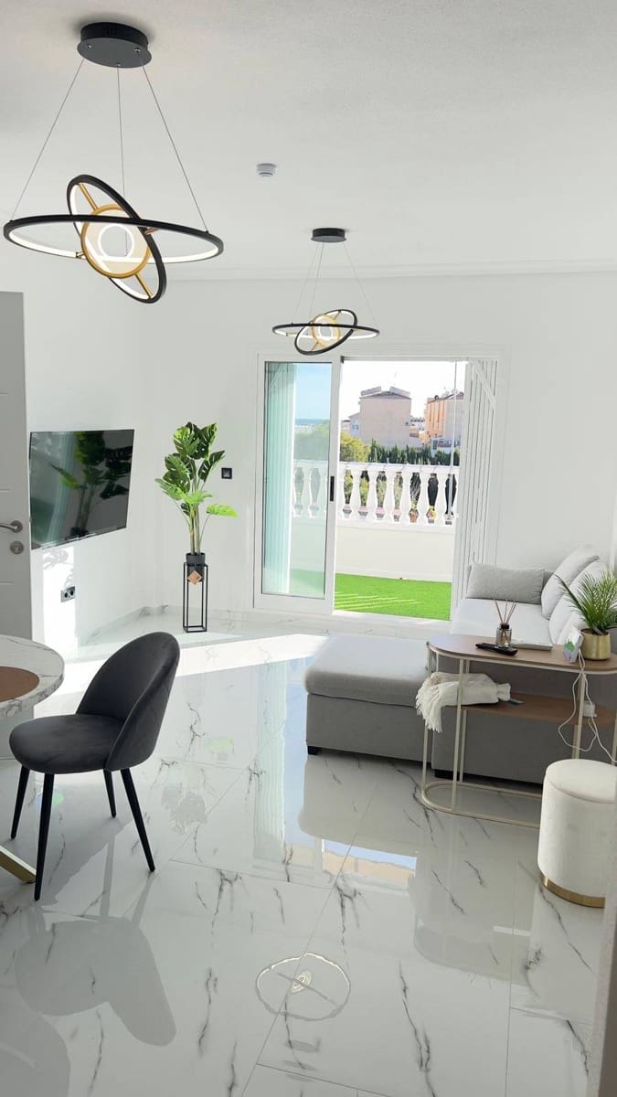 1 makuuhuone Kattohuoneisto myytävänä paikassa La Zenia mukana uima-altaan - 170 000 € (Ref: 9437545)