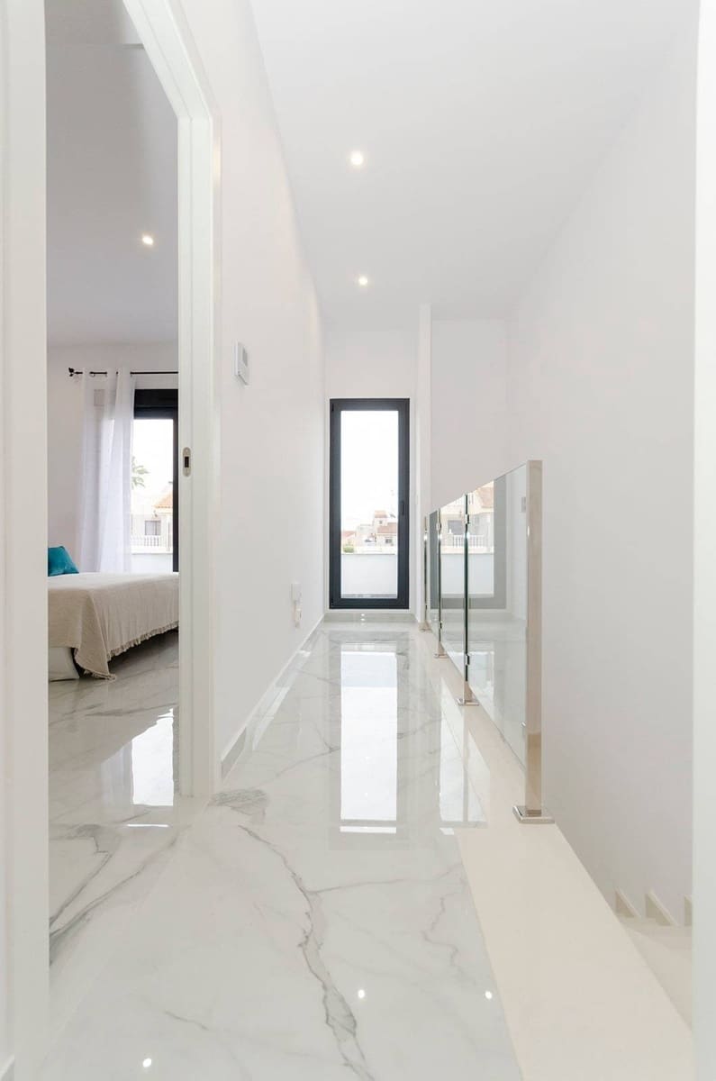3 chambre Villa/Maison à vendre à Torrevieja avec piscine - 385 000 € (Ref: 9831890)