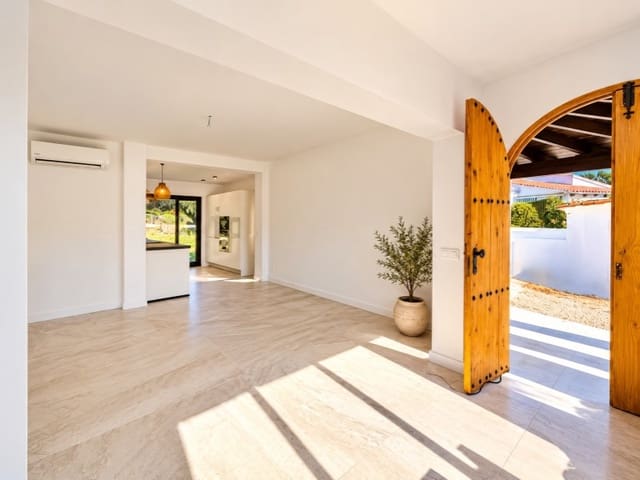 Chalet de 4 habitaciones en Altea en venta con piscina - 689.000 € (Ref: 10110947)