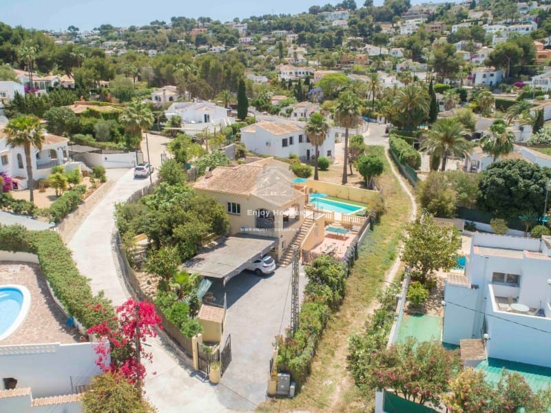 3 soveværelse Villa til salg i Javea / Xabia med swimmingpool - € 745.000 (Ref: 8917037)