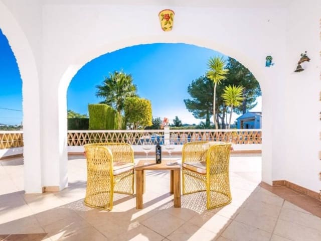 4 makuuhuone Huvila myytävänä paikassa Teulada Pueblo, Teulada-Moraira mukana uima-altaan - 780 000 € (Ref: 8917140)