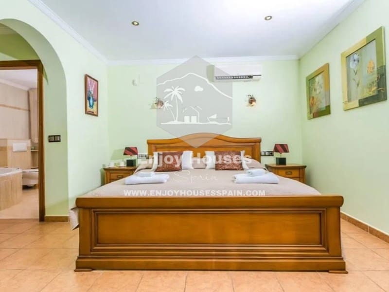 4 makuuhuone Huvila myytävänä paikassa Teulada mukana uima-altaan - 780 000 € (Ref: 8917140)