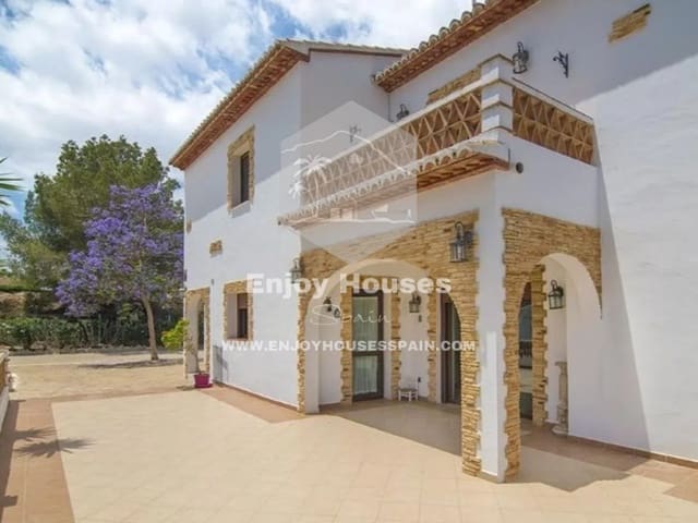 4 soverom Villa til salgs i Teulada Pueblo, Teulada-Moraira med svømmebasseng - € 890 000 (Ref: 8917140)