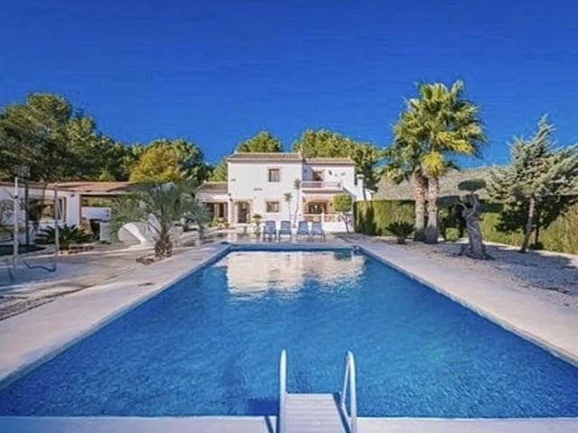 4 soverom Villa til salgs i Teulada Pueblo, Teulada-Moraira med svømmebasseng - € 890 000 (Ref: 8917140)