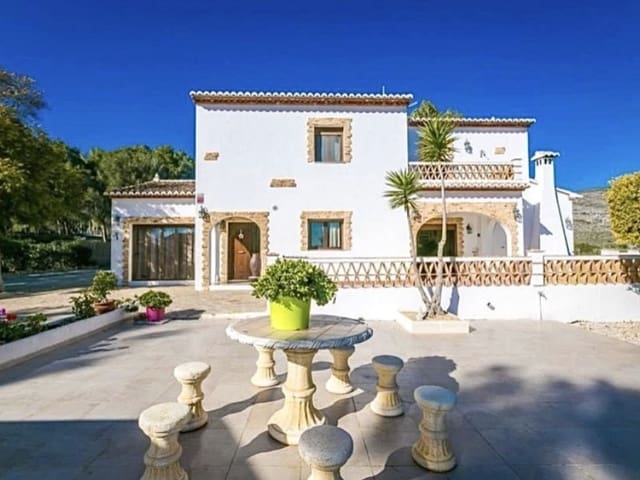 4 soverom Villa til salgs i Teulada Pueblo, Teulada-Moraira med svømmebasseng - € 890 000 (Ref: 8917140)