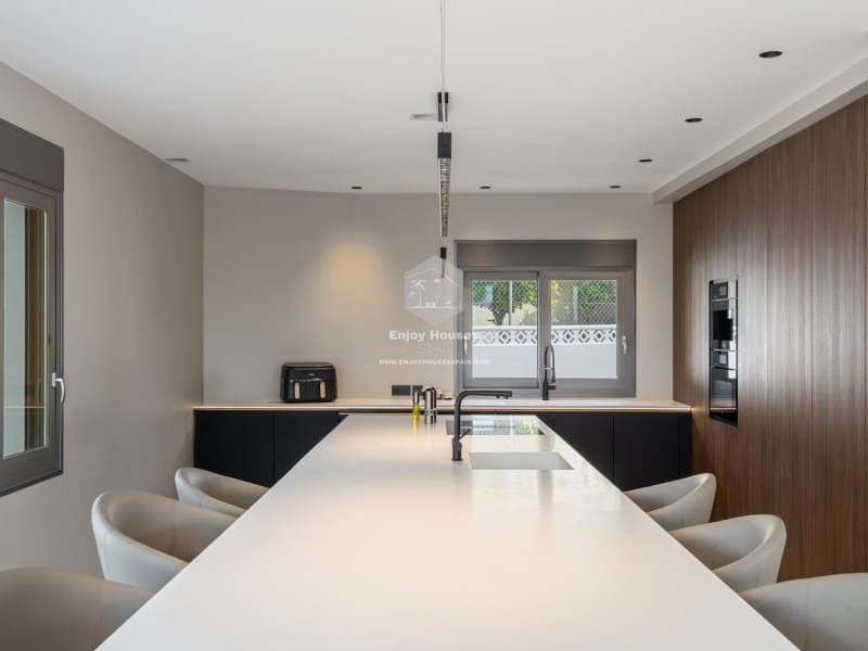 4 bedroom Villa for sale in La Nucia with pool - € 1,495,000 (Ref: 9041807)