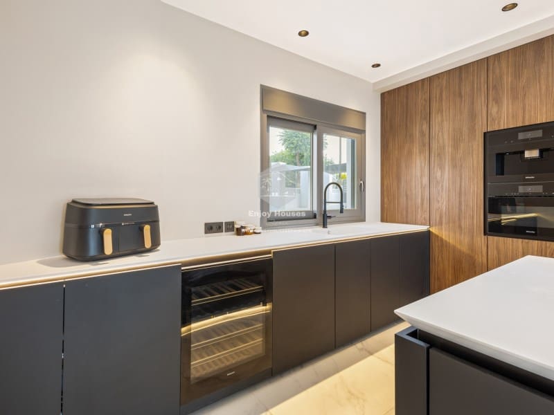 4 bedroom Villa for sale in La Nucia with pool - € 1,495,000 (Ref: 9041807)