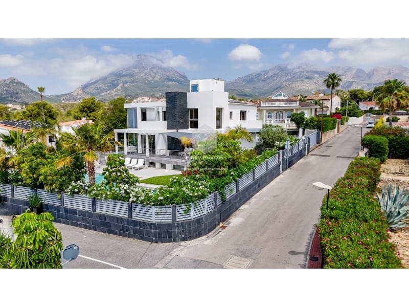 4 bedroom Villa for sale in La Nucia with pool - € 1,495,000 (Ref: 9041807)