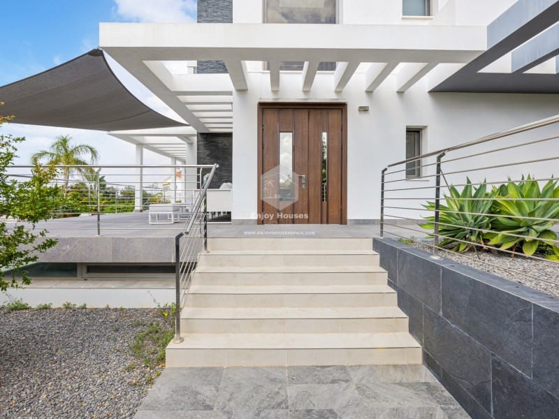 4 bedroom Villa for sale in La Nucia with pool - € 1,495,000 (Ref: 9041807)