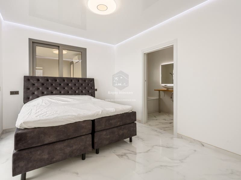 4 bedroom Villa for sale in La Nucia with pool - € 1,495,000 (Ref: 9041807)