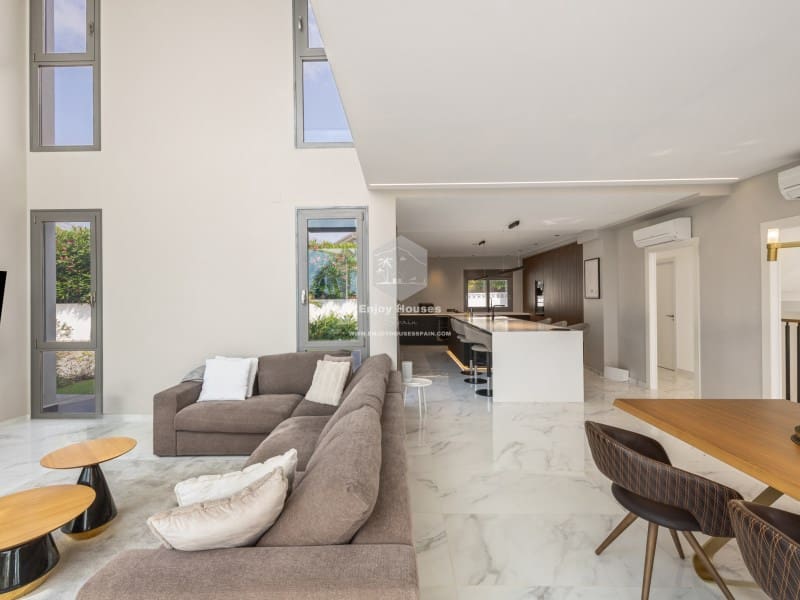 4 bedroom Villa for sale in La Nucia with pool - € 1,495,000 (Ref: 9041807)