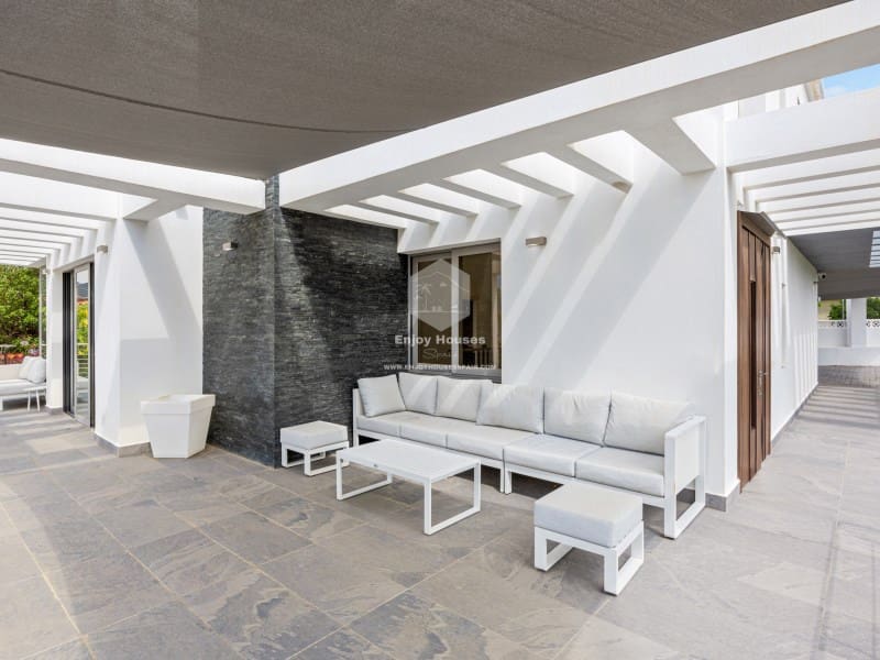 4 bedroom Villa for sale in La Nucia with pool - € 1,495,000 (Ref: 9041807)