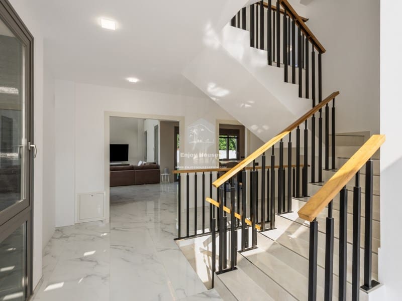 4 bedroom Villa for sale in La Nucia with pool - € 1,495,000 (Ref: 9041807)