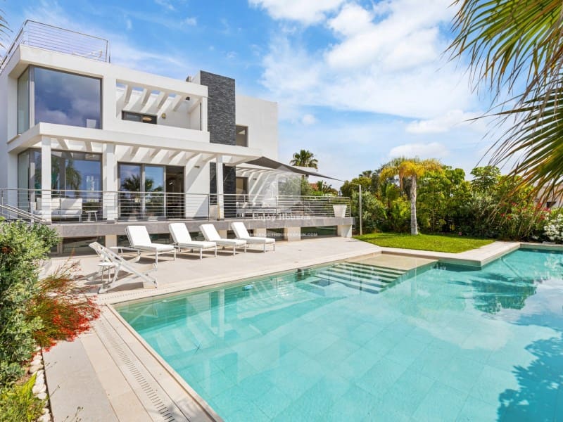 4 soveværelse Villa til salg i La Nucia med swimmingpool - € 1.495.000 (Ref: 9041807)