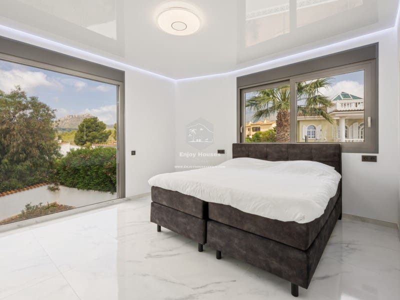 4 bedroom Villa for sale in La Nucia with pool - € 1,495,000 (Ref: 9041807)