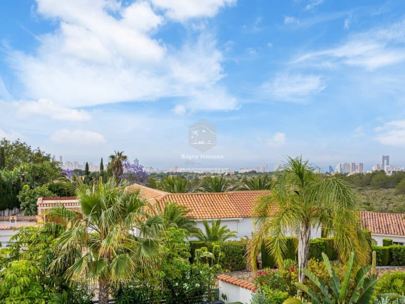 4 bedroom Villa for sale in La Nucia with pool - € 1,495,000 (Ref: 9041807)