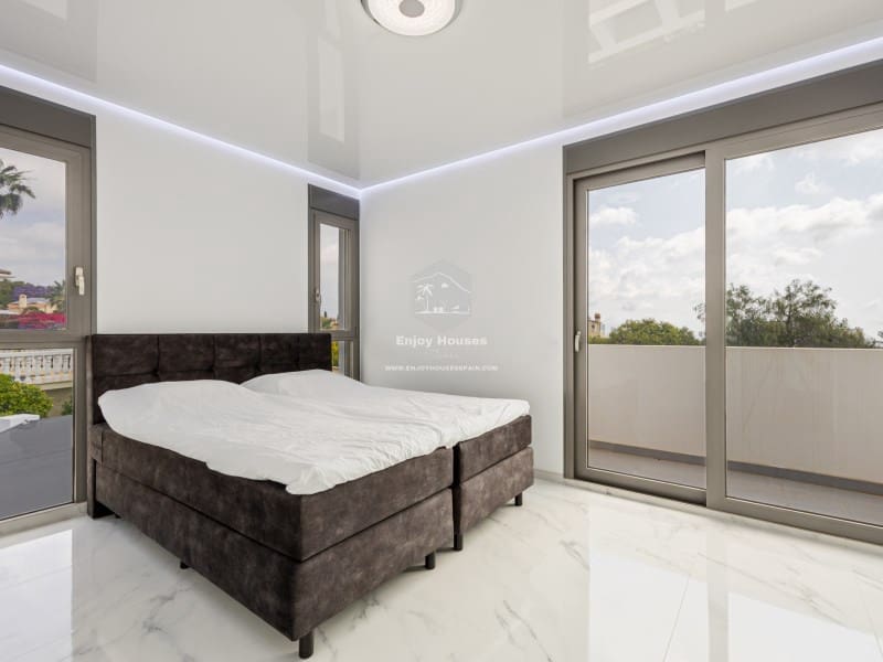 4 bedroom Villa for sale in La Nucia with pool - € 1,495,000 (Ref: 9041807)