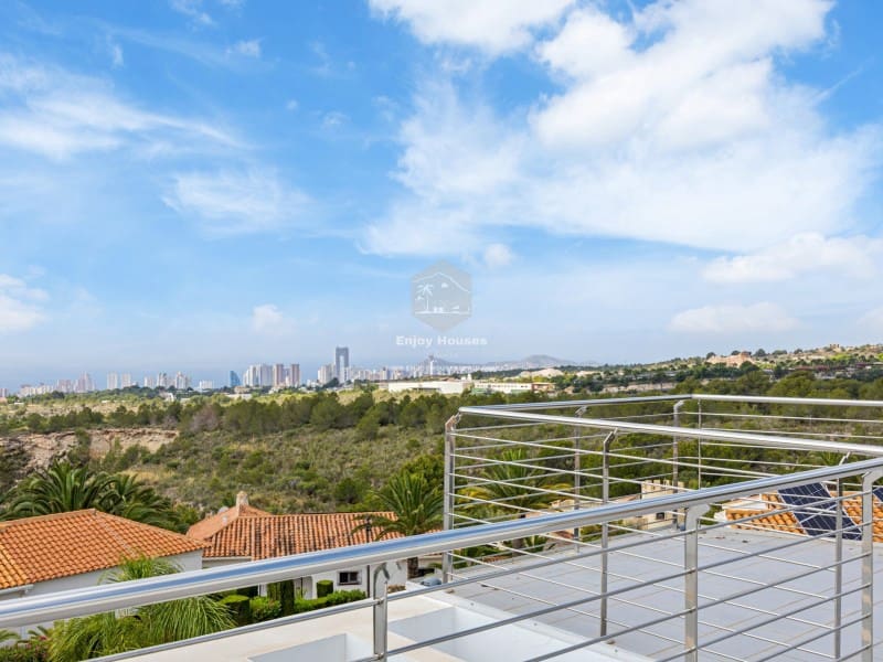 4 bedroom Villa for sale in La Nucia with pool - € 1,495,000 (Ref: 9041807)