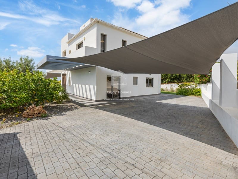 4 bedroom Villa for sale in La Nucia with pool - € 1,495,000 (Ref: 9041807)