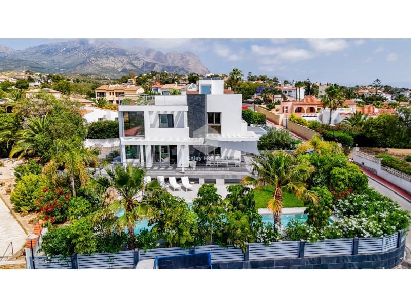 4 bedroom Villa for sale in La Nucia with pool - € 1,495,000 (Ref: 9041807)