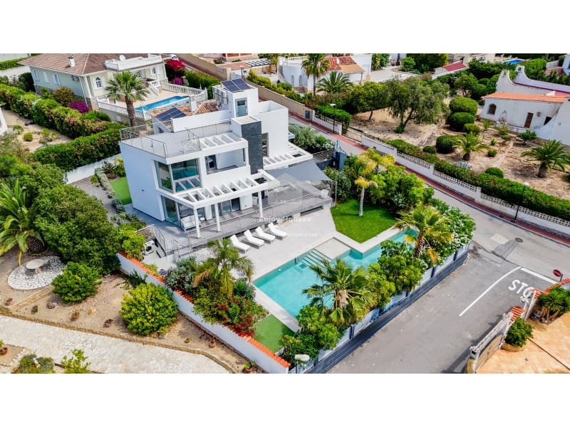 4 bedroom Villa for sale in La Nucia with pool - € 1,495,000 (Ref: 9041807)