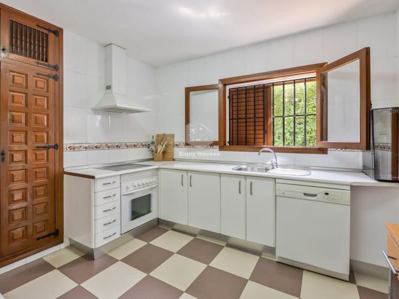 6 bedroom Villa for sale in Javea / Xabia - € 850,000 (Ref: 9058685)