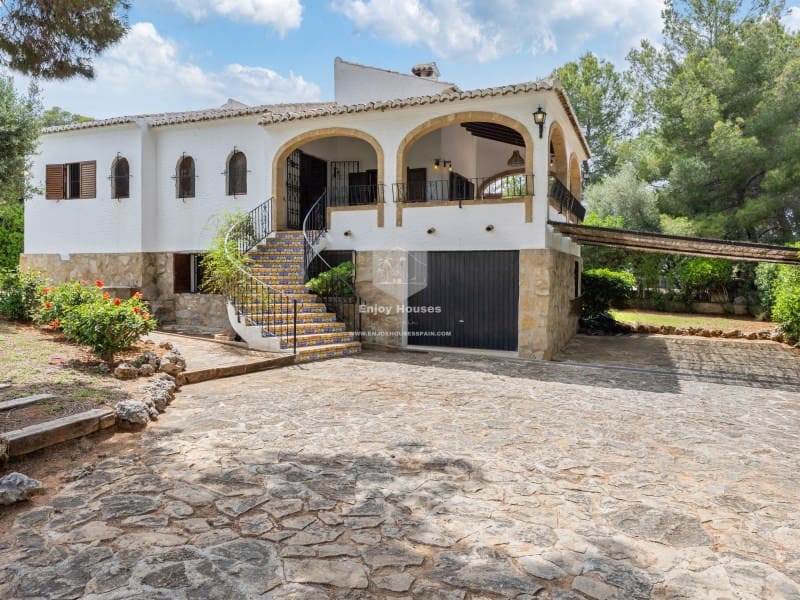 6 bedroom Villa for sale in Javea / Xabia - € 850,000 (Ref: 9058685)