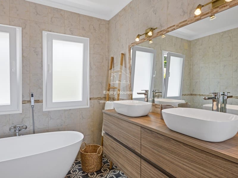 4 sypialnia Willa na sprzedaż w Javea / Xabia z basenem - 1 675 000 € (Ref: 9470757)