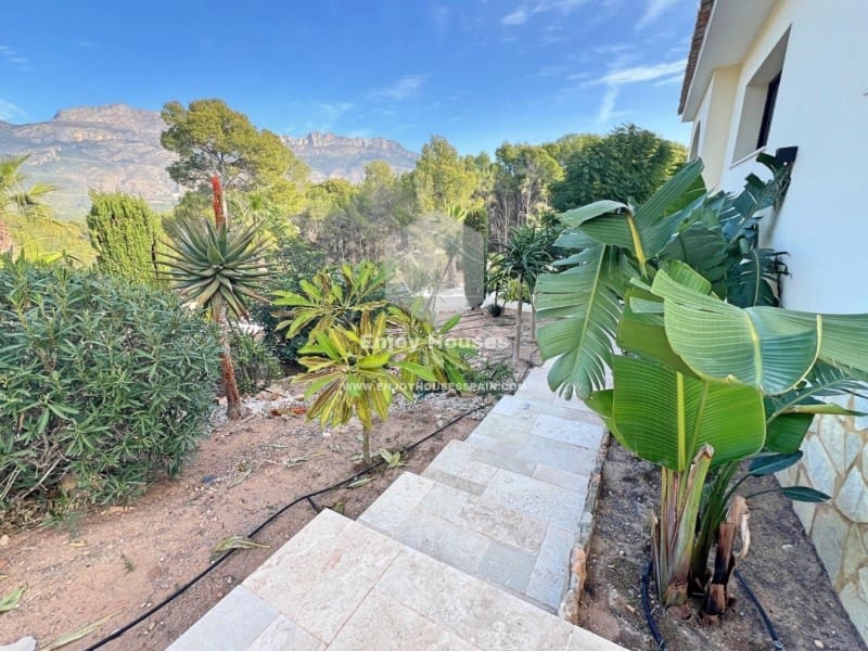5 bedroom Villa for sale in Altea with garage - € 2,500,000 (Ref: 9499551)