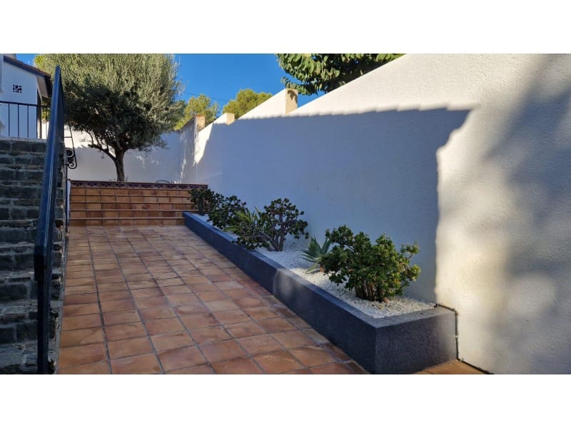 5 bedroom Villa for sale in Calpe / Calp - € 719,000 (Ref: 9941990)