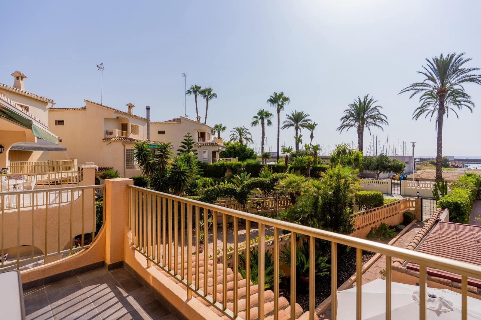 4 slaapkamer Rijtjeshuis te koop in La Pobla de Farnals met zwembad garage - € 1.100.000 (Ref: 10180642)