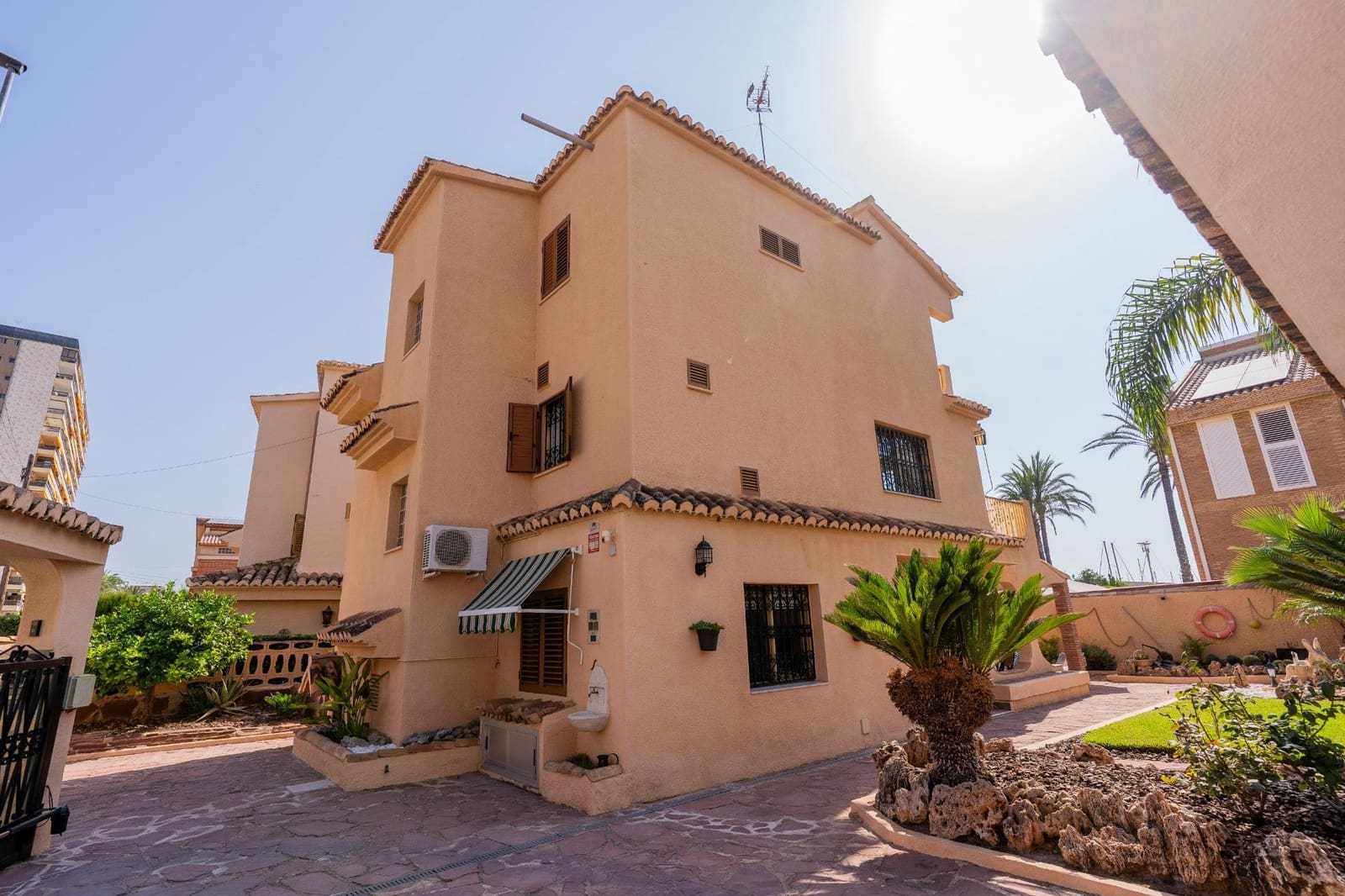 4 slaapkamer Rijtjeshuis te koop in La Pobla de Farnals met zwembad garage - € 1.100.000 (Ref: 10180642)