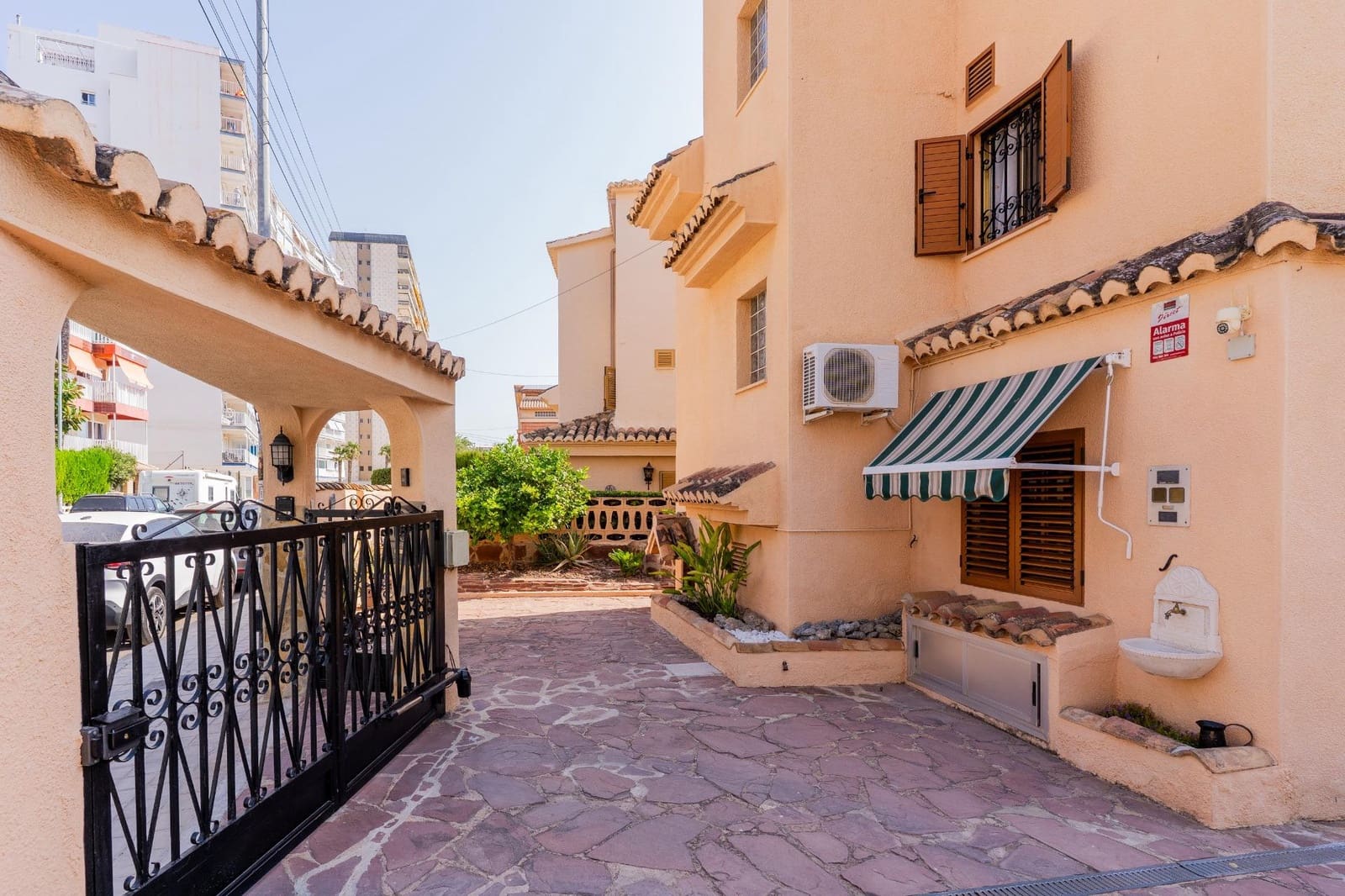 4 slaapkamer Rijtjeshuis te koop in La Pobla de Farnals met zwembad garage - € 1.100.000 (Ref: 10180642)