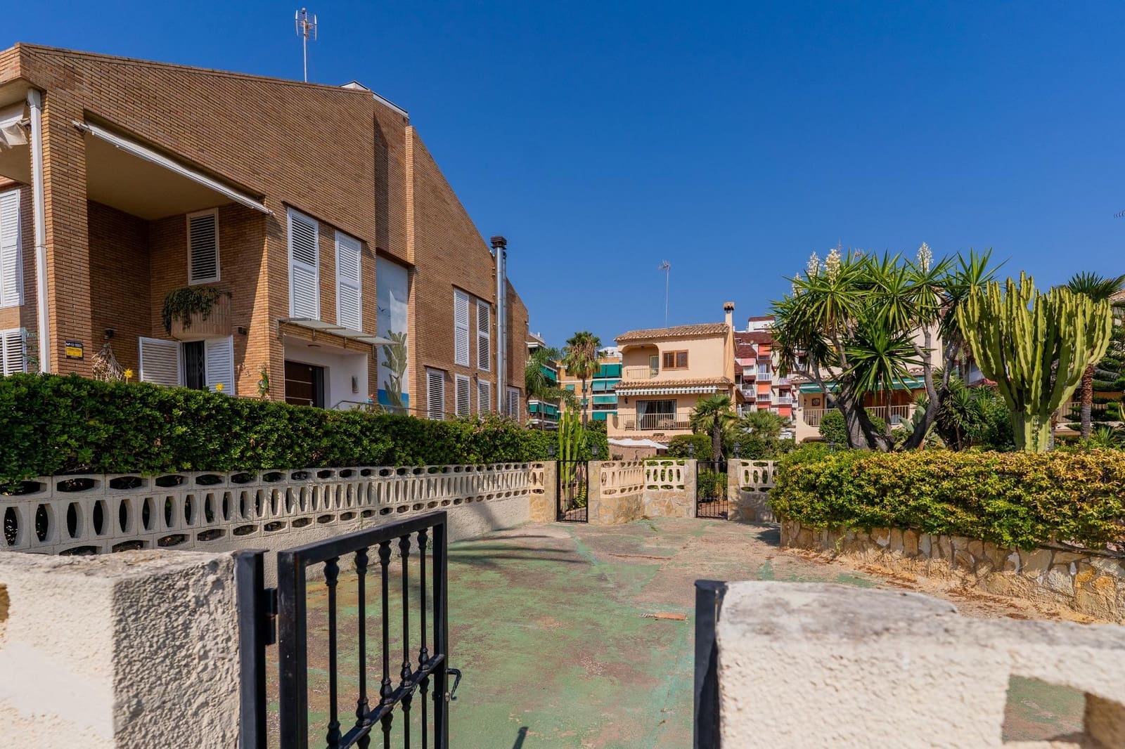 4 slaapkamer Rijtjeshuis te koop in La Pobla de Farnals met zwembad garage - € 1.100.000 (Ref: 10180642)