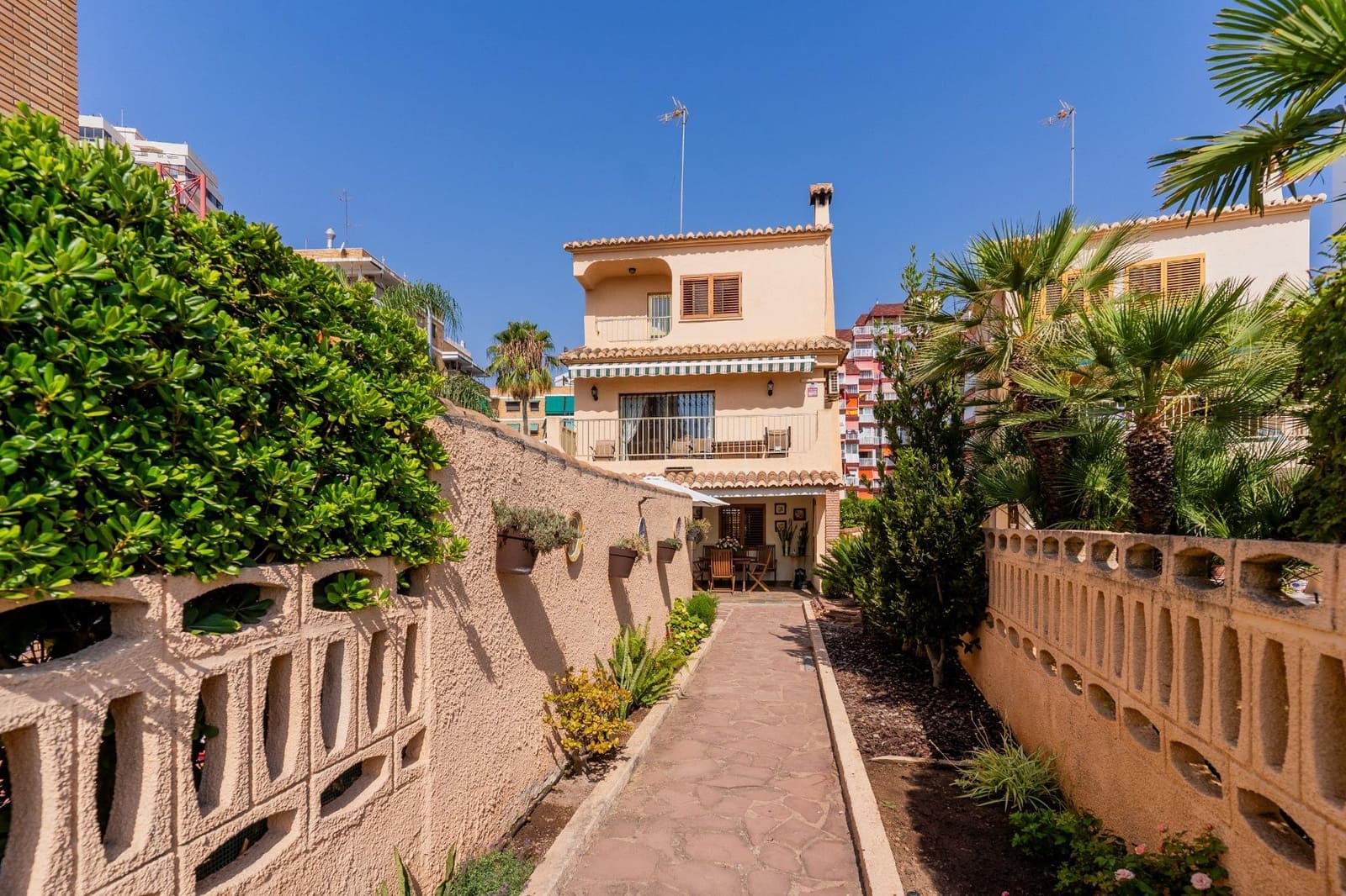 4 slaapkamer Rijtjeshuis te koop in La Pobla de Farnals met zwembad garage - € 1.100.000 (Ref: 10180642)