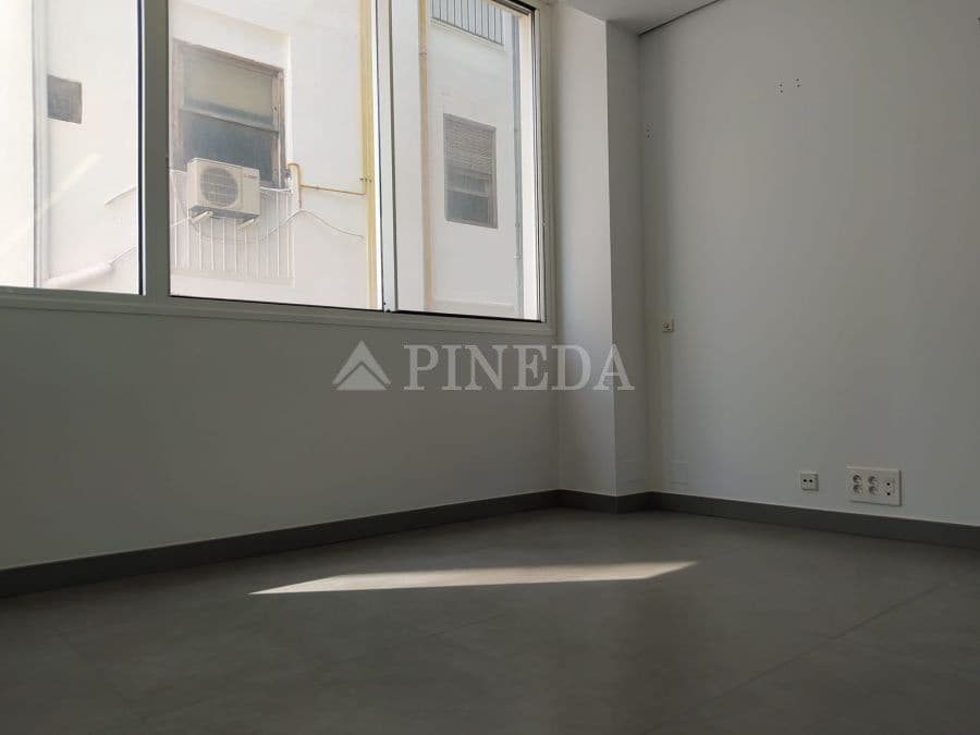Oficina de 4 habitaciones en València ciudad en alquiler - 1.900 € (Ref: 8054415)