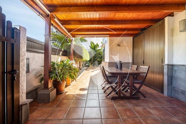 3 bedroom Bungalow for sale in Playa del Inglés, San Bartolomé de Tirajana with pool garage - € 749,000 (Ref: 9004517)