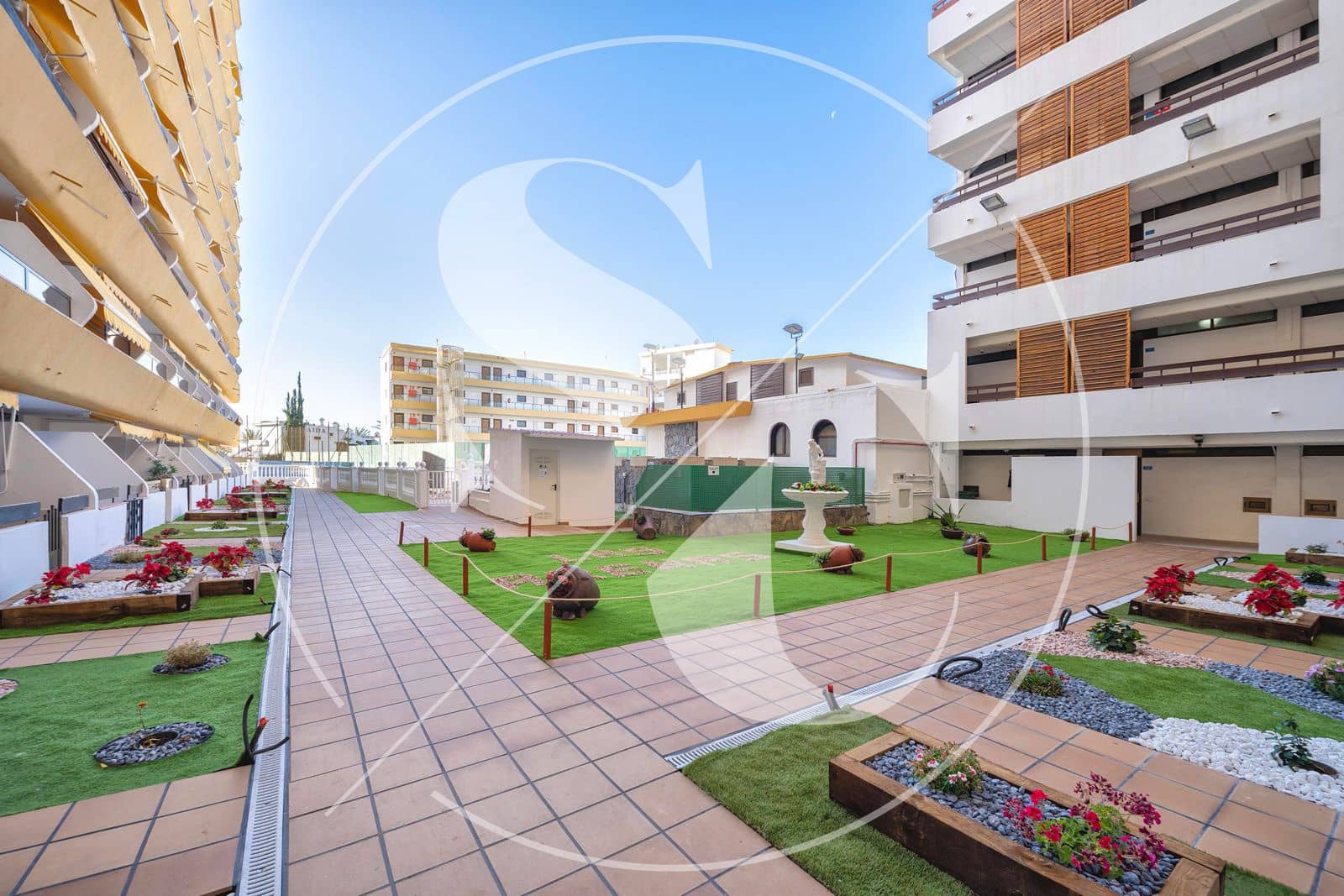 Apartment for sale in Playa del Ingles with pool - € 240,000 (Ref: 9439048)