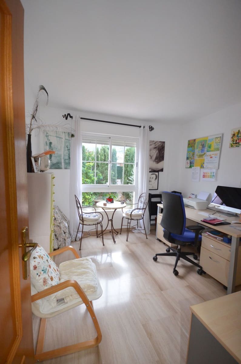 4 bedroom Flat for sale in Palma de Mallorca with garage - € 895,000 (Ref: 9533325)