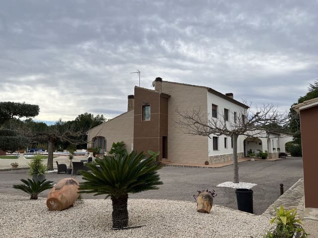 4 makuuhuone Huvila myytävänä paikassa Ontinyent mukana uima-altaan 
autotalli - 850 000 € (Ref: 9275855)