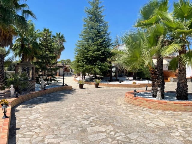 4 bedroom Villa for sale in Ontinyent with pool garage - € 550,000 (Ref: 9421897)