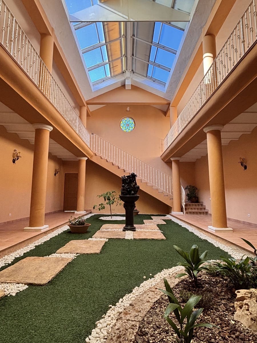 6 bedroom Villa for sale in Ontinyent with pool garage - € 820,000 (Ref: 9421899)