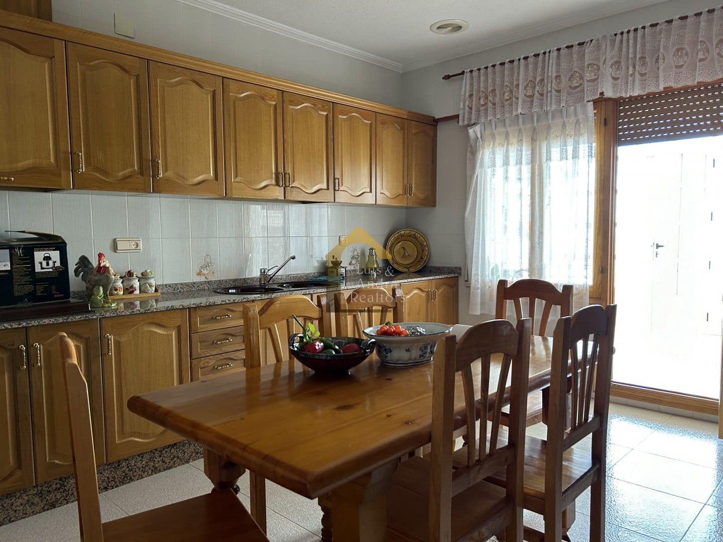 5 bedroom Villa for sale in Cox with garage - € 270,000 (Ref: 9109958)